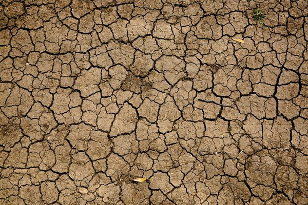 Comment les communautés peuvent-elles gérer efficacement les ressources en eau en période de sécheresse ?