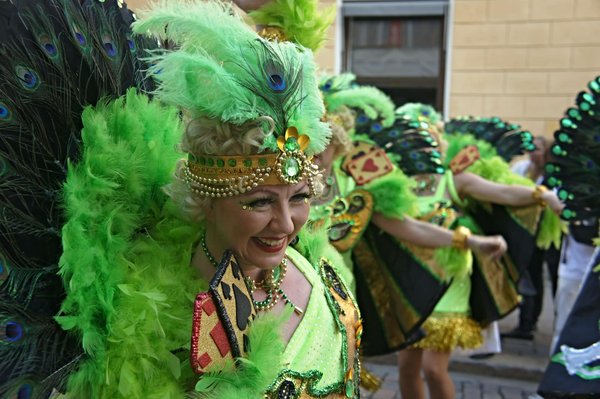 Quels sont les pas de base pour enseigner la samba à des débutants ?